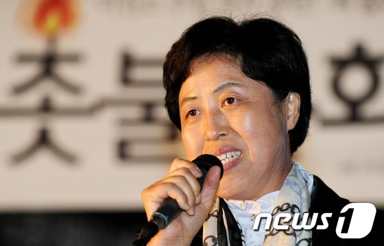 (서울=뉴스1) 오대일 기자 = 광우병 사태로 미국산 수입 쇠고기에 대한 불안감이 확산되는 가운데 28일 서울 대한문 앞에서 열린 한대련 주최 '미국산 쇠고기 수입중단 촉구 촛불집 …