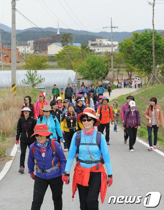 본문 이미지 - 전북 남원시에서 제82회 춘향제가 열리고 있는 가운데 29일 지리산 둘레길 걷기 행사가 펼쳐졌다./사진=남원시청 제공© News1 