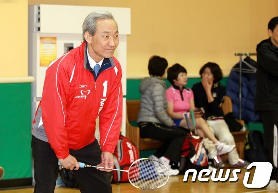 (서울=뉴스1) 방인권 인턴기자 = 새누리당 강남을 김종훈 후보가 3일 오전 서울 강남구 구민 체육회관에서 열린 ‘배드민턴 드림클럽 창립 기념 대회’에 참석해 배드민턴을 치고 있다 …