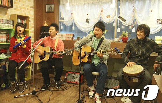 본문 이미지 - 어쿠스틱 밴드 우물안 개구리. © News1 