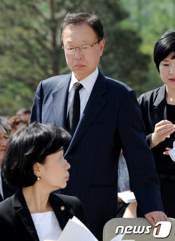 (서울=뉴스1) 박정호 기자 = 박희태 전 국회의장이 30일 오전 서울 여의도 국회 정현관에서 엄수된 창조한국당 고 선경식 의원의 국회장 영결식에 참석하고 있다. 2012.4.30 …