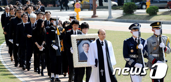 (서울=뉴스1) 박정호 기자 = 30일 오전 서울 여의도 국회 정현관에서 엄수된 창조한국당 고 선경식 의원의 국회장 영결식에서 유가족들이 고인의 영정을 모시고 있다. 2012.4. …