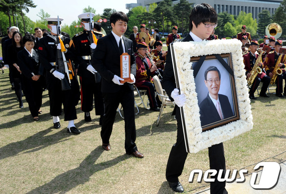 (서울=뉴스1) 박정호 기자 = 30일 오전 서울 여의도 국회 정현관에서 엄수된 창조한국당 고 선경식 의원의 국회장 영결식에서 유가족들이 고인의 영정을 모시고 있다. 2012.4. …