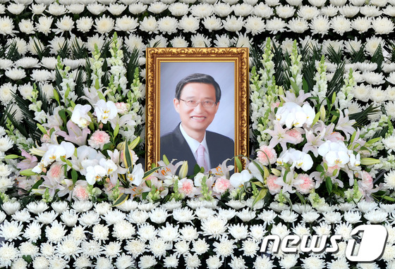(서울=뉴스1) 박정호 기자 = 30일 오전 서울 여의도 국회 정현관에서 엄수된 창조한국당 고 선경식 의원의 국회장 영결식장에 고인의 영정이 모셔져 있다. 2012.4.30/뉴스1 …