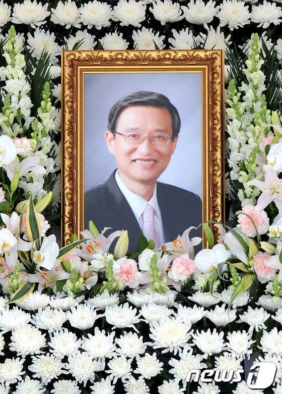 (서울=뉴스1) 박정호 기자 = 30일 오전 서울 여의도 국회 정현관에서 엄수된 창조한국당 고 선경식 의원의 국회장 영결식장에 고인의 영정이 모셔져 있다. 2012.4.30/뉴스1 …