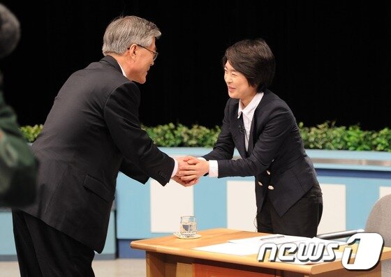 본문 이미지 - 4일 오전 부산MBC에서 열린 4·11 제19대 국회의원선거 후보자 TV 대담·토론회에 참석한 새누리당 손수조 후보(오른쪽)와 민주통합당 문재인 후보가 토론회 시작 전 악수를 나누고 있다.