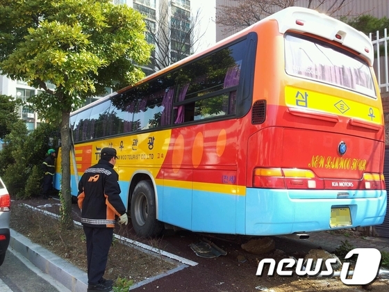 (여수=뉴스1) 장봉현 기자 = 4일 오전 10시 10분께 전남 광양시 중동 남양파크 앞 도로에서 어린이집 버스가 인도로 돌진, 가로수를 들이받고 멈춰 섰다. 사고 당시 버스에는 …