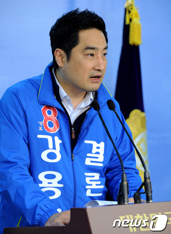(서울=뉴스1) 박정호 기자 = 마포을 무소속 강용석 후보가 4일 오후 서울 여의도 국회 정론관에서 선거공보에 허위사실을 다수 기재했다며 민주통합당 정청래 후보를 공직선거법 위반으 …