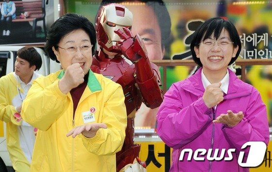 본문 이미지 - 민주통합당 한명숙 대표와 통합진보당 이정희 대표가 지난 4일 대전광역시 으능정이 문화의 거리에서 열린 야권연대 합동유세에서 음악에 맟춰 율동을 하고 있다. 합동유세를 마친 한명숙· 이정희 대표는 중앙로역에서 시청역까지 지하철로 이동하며 승객들과 격의 없는 대화를 나누었다. 한 대표는 이날 19대 총선에서 접전지로 떠오른 대전·충남 지역을 방문, 충청권 표심잡기에 나섰다. © News1 이종덕 기자