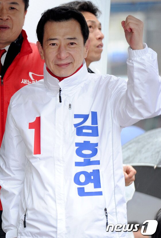 본문 이미지 - 새누리당 천안시을 김호연 후보가 지난 3일 오전 충남 천안시 동남구 신부동 천안터미널 앞에서 열린 합동유세에서 유권자들에게 지지를 호소하고 있다. © News1 박정호 기자