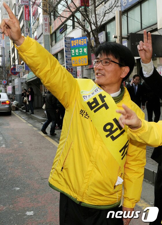 본문 이미지 - 천안시 을에 출마한 민주통합당 박완주 후보가 4일 천안시 신부동에서 열린 합동유세에서 출근길 시민들에게 지지를 호소하고 있다. 천안시 을에는 새누리당 김호연·민주통합당 박완주·자유선진당 박상돈 후보가 출마했다. © News1 이종덕 기자