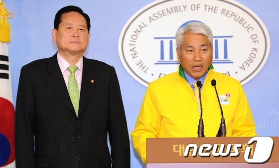 (서울=뉴스1) 이종덕 기자 = 민주통합당 비례대표 백군기 후보가 5일 서울 여의도 국회의사당 정론관에서 군 복무 정책과 공약을 발표하고 있다. 민주통합당의 주요 군복무 정책은 군 …