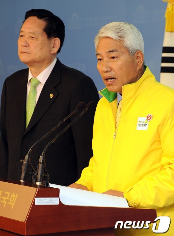 (서울=뉴스1) 이종덕 기자 = 민주통합당 비례대표 백군기 후보가 5일 서울 여의도 국회의사당 정론관에서 군 복무 정책과 공약을 발표하고 있다. 민주통합당의 주요 군복무 정책은 군 …