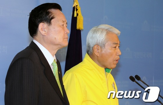 (서울=뉴스1) 이종덕 기자 = 민주통합당 비례대표 백군기 후보가 5일 서울 여의도 국회의사당 정론관에서 군 복무 정책과 공약을 발표하고 있다. 민주통합당의 주요 군복무 정책은 군 …