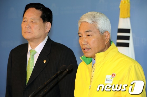 (서울=뉴스1) 이종덕 기자 = 민주통합당 비례대표 백군기 후보가 5일 서울 여의도 국회의사당 정론관에서 군 복무 정책과 공약을 발표하고 있다. 민주통합당의 주요 군복무 정책은 군 …