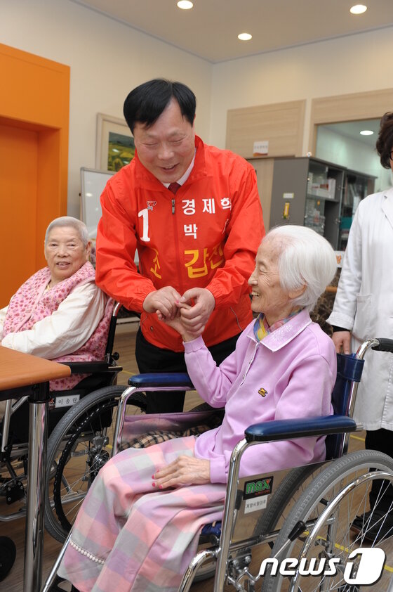 본문 이미지 - 인천 계양갑에 출마한 새누리당 조갑진 후보가 유권자 지역구내 한 요양원을 방문해 노인들과 담소를 나누고 있다. © News1 