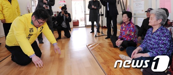 (서울=뉴스1) 박철중 기자 = 막말, 여성비하, 노인폄하 발언으로 구설수에 오른 김용민 민주통합당 노원갑 후보가 6일 오후 서울 월계동 사슴3단지 경로당을 찾아 어르신들께 사죄으 …