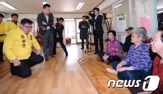 (서울=뉴스1) 박철중 기자 = 막말, 여성비하, 노인폄하 발언으로 구설수에 오른 김용민 민주통합당 노원갑 후보가 6일 오후 서울 월계동 사슴3단지 경로당을 찾아 어르신들께 사죄으 …