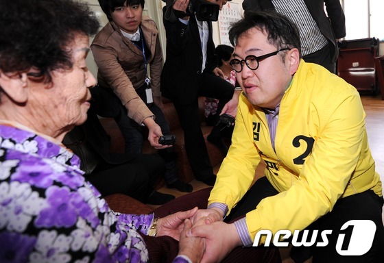 (서울=뉴스1) 박철중 기자 = 막말, 여성비하, 노인폄하 발언으로 구설수에 오른 김용민 민주통합당 노원갑 후보가 6일 오후 서울 월계동 사슴3단지 경로당을 찾아 어르신들과 악수를 …