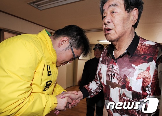 (서울=뉴스1) 박철중 기자 = 막말, 여성비하, 노인폄하 발언으로 구설수에 오른 김용민 민주통합당 노원갑 후보가 6일 오후 서울 월계동 사슴3단지 경로당을 찾아 어르신들과 악수하 …