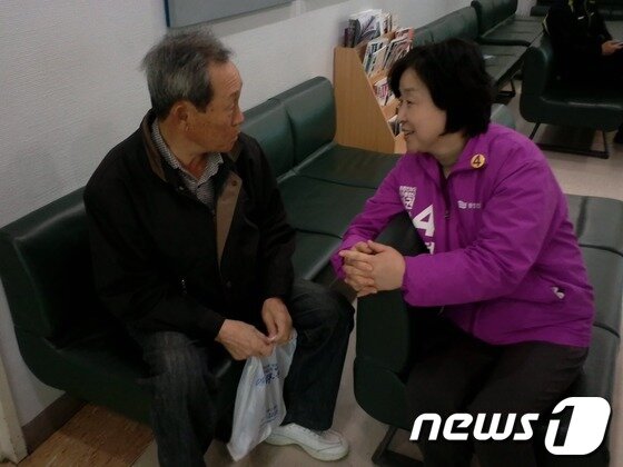 본문 이미지 - 심상정 통합진보당 고양덕양갑 후보는 6일 일산병원을 방문했다 © News1 고유선 기자