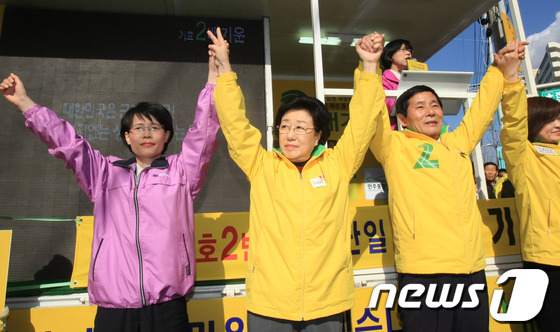 (화순=뉴스1) 김태성 기자 = 한명숙 민주통합당 대표가 6일 오후 전남 화순에서 열린 후보단일화 선포식 및 야권연대 합동유세에서 배기운 민주통합당 후보와 전종덕 통합진보당 후보와 …