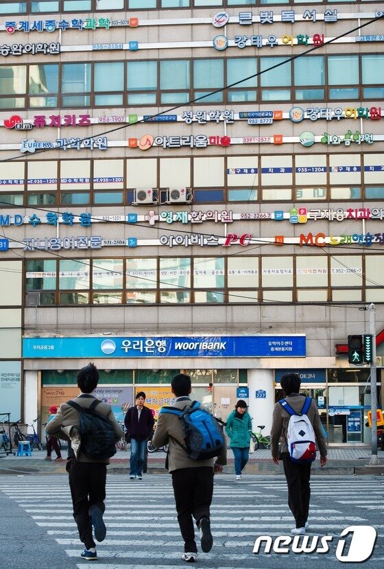 본문 이미지 - [자료] 서울시내 한 학원가에서 학교수업을 마친 학생들이 학원으로 향하고 있다. (위 사진은 기사와 직접적인 연관이 없음) © News1   유승관 기자