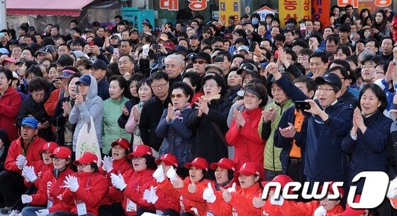 본문 이미지 - 박근혜 새누리당 중앙선대위원장이 7일 오후 경기도 고양시 행신동에서 열린 손범규 덕양구갑 새누리당 후보와 김태원 덕양구을 새누리당 후보 지원유세에 참석한 가운데 주민들이 박 위원장의 연설을 들으며 박수치고 있다. © News1 박철중 기자