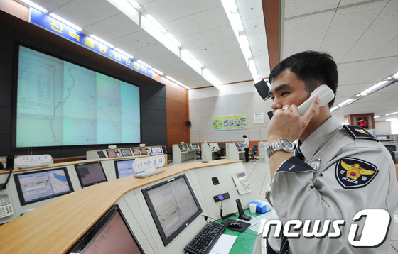(서울=뉴스1) 송원영 기자 = 경찰청은 수원 토막살인 사건과 관련해 112신고센터와 상황실 운영체제를 전면 개편한다고 밝혔다. 경찰은 112신고센터 요원을 경험이 풍부하고 능력이 …