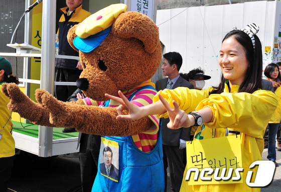 (서울=뉴스1) 방인권 인턴기자 = 8일 오전 서울 강서구 까치산 시장앞에서 열린 민주통합당 강서(갑) 신기남 후보의 유세현장에서 신기남 후보의 딸이 아버지의 지지을 호소하고 있다 …