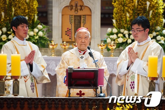 (서울=뉴스1) 유승관 기자 = 정진석 추기경이 8일 서울 명동대성당에서 열린 부활절 기념 미사를 집전하고 있다.