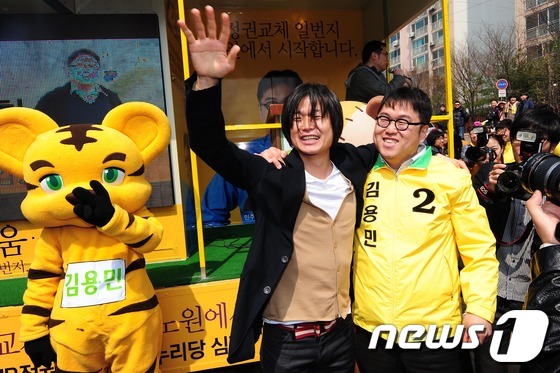 (서울=뉴스1) 한재호 기자 = 4.11 총선 마지막 주말 유세에 나서며 완주 의사를 밝힌 김용민 민주통합당 노원갑 후보가 8일 오후 서울 공릉동 건영장미아파트 앞 경춘선 폐선 부 …