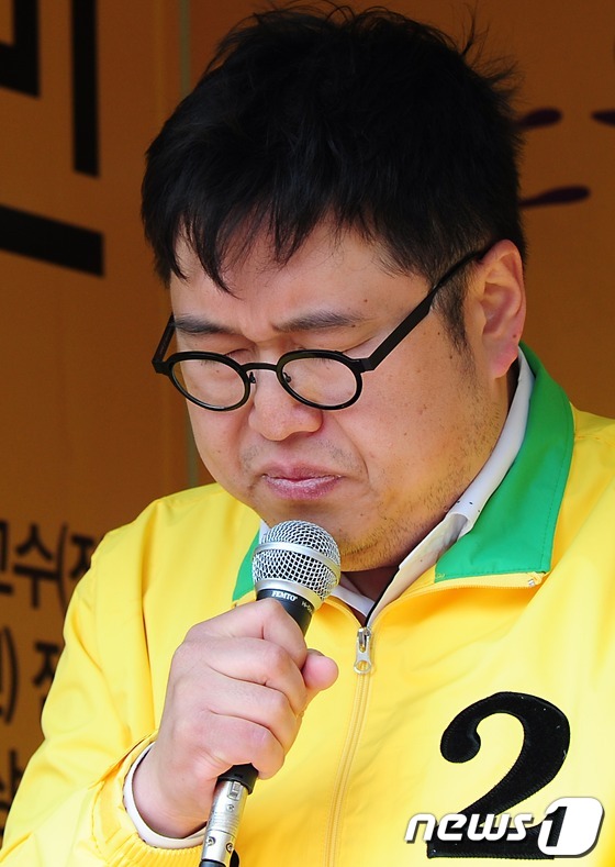 (서울=뉴스1) 한재호 기자 = 4.11 총선 마지막 주말 유세에 나서며 완주 의사를 밝힌 김용민 민주통합당 노원갑 후보가 8일 오후 서울 공릉동 건영장미아파트 앞 경춘선 폐선 부 …