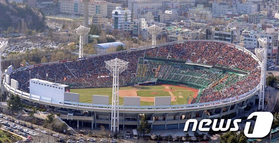 (부산=뉴스1) 이동원 기자 = 8일 오후 부산 사직야구장에서 2012 팔도 프로야구 롯데자이언츠와 한화이글스의 경기가 열리고 있다. 야구장을 찾은 많은 팬들이 야구장을 가득 메우 …