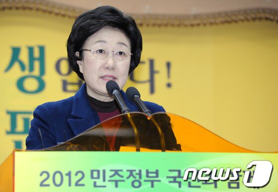 본문 이미지 - 민주통합당 한명숙 대표와 선대위원들이 9일 오전 서울 영등포 당사에서 '투표가 권력을 이깁니다'는 주제로 대국민 호소문을 발표하고 있다. 한 대표는 