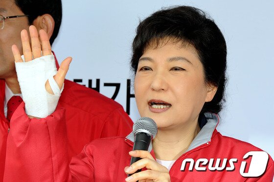 본문 이미지 - 새누리당 박근혜 중앙선대위원장이 9일 오전 서울 영등포구 신길동 사러가쇼핑센터 앞 권영세 후보의 유세차량에서 지역유권자들에게 지지를 호소하고 있다. © News1 이광호 기자