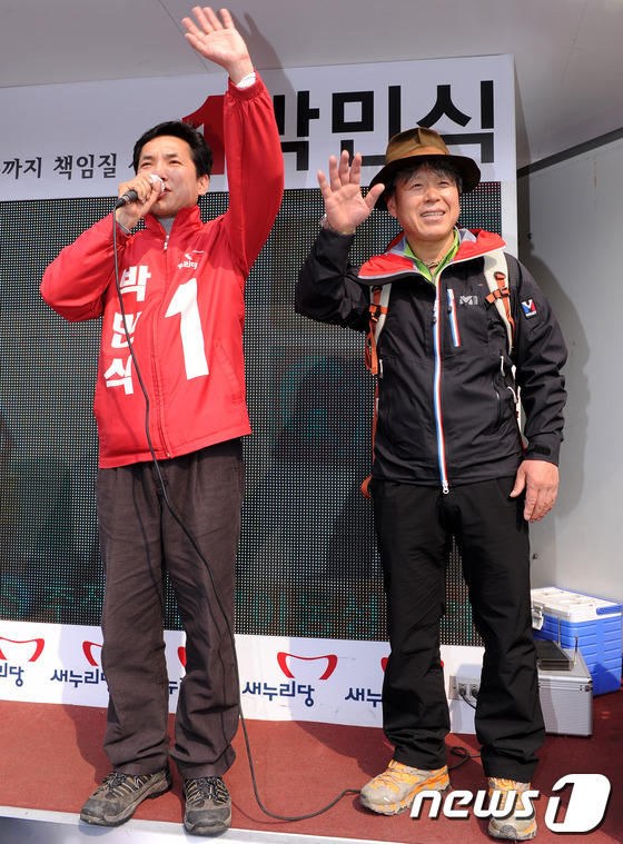(부산=뉴스1) 양동욱 기자 = 산악인 엄홍길 대장이 4.11 총선을 이틀 앞둔 9일 오후 부산 북구 구포시장을 찾아 북강서갑에 출마하는 새누리당 박민식 후보의 지지를 호소하고 있 …