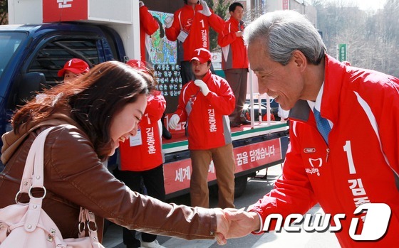 (서울=뉴스1) 박지혜 인턴기자 = 새누리당 강남을 김종훈 후보가 9일 오후 서울 강남구 대치동 은마아파트 주변에서 거리유세를 하고 있다. (김종훈 후보 사무소 제공)