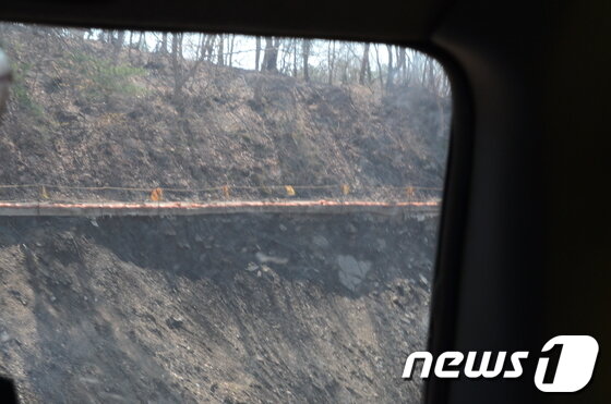 본문 이미지 - 막지마을로 들어가는 길목 산비탈에 아슬아슬하게 걸려있는 콘크리트 도로. © News1