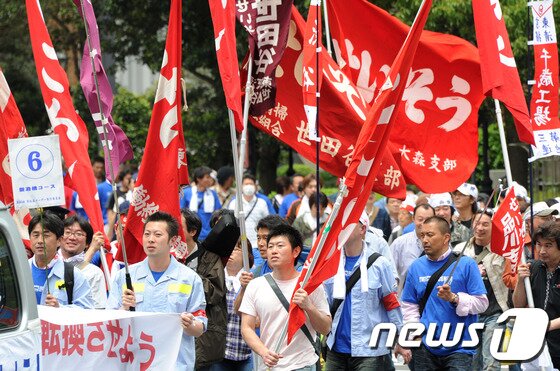 본문 이미지 - 일본 도쿄에서도 수천명의 사람들이 거리에 모여 시위를 벌였다. ©AFP=News1 