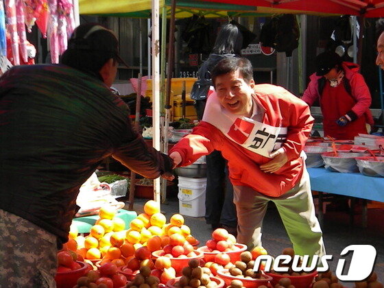 본문 이미지 - 지난 총선 당시 북구 유권자들과 만나고 있는 박 당선자. © News1 