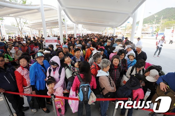 (여수=뉴스1) 허경 기자 = 2012 여수세계박람회가 '살아있는 바다, 숨쉬는 연안'을 주제로 93일간의 대장정에 돌입한 12일 전남 여수시 박람회장에서 관람객들이 입장을 기다리 …
