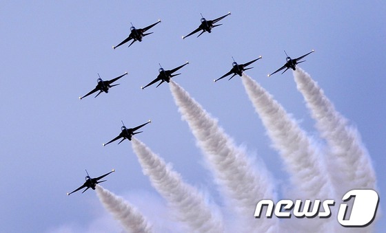 (여수=뉴스1) 박철중 기자 = 12일 오전 전남 여수시에서 '살아있는 바다, 숨쉬는 연안'을 주제로 93일간의 대장정에 들어간 2012 여수세계박람회 개장일에 공군 블랙이글스 곡 …