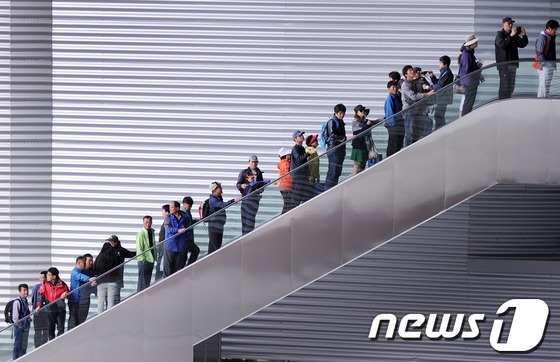(여수=뉴스1) 박철중 기자 = 12일 오전 전남 여수시에서 '살아있는 바다, 숨쉬는 연안'을 주제로 93일간의 대장정에 들어간 2012 여수세계박람회 개장일에 관람객들이 입장하고 …