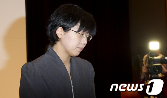 (고양=뉴스1) 이명근 기자 = 이정희 통합진보당 공동대표가 12일 오후 경기 고양 일산 킨텍스에서 열린 통합진보당 2012 제1차 중앙위원회서 공동대표 사퇴의사를 밝히고 있다. …
