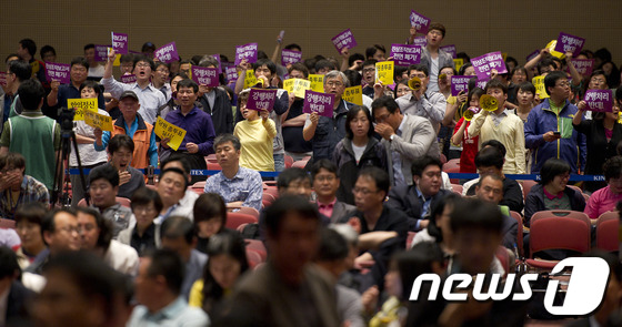 (고양=뉴스1) 이명근 기자 = 12일 오후 경기 고양 일산 킨텍스에서 열린 통합진보당 2012 제1차 중앙위원회서 당원 참관인단이 '불법 중앙위 중단하라' 구호를 외치고 있다. …