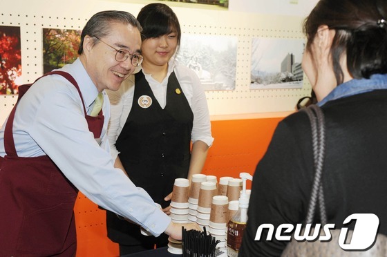 (서울=뉴스1) 이정선 기자 = 13일 오전 서울 성북구 국민대학교 본부관에서 유지수 총장이 전국고등학교 조형실기대회에 참가한 학생들의 학부모에게 커피를 직접 만들어 주고 있다. …