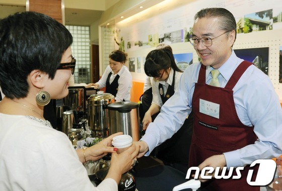 (서울=뉴스1) 이정선 기자 = 13일 오전 서울 성북구 국민대학교 본부관에서 유지수 총장이 전국고등학교 조형실기대회에 참가한 학생들의 학부모에게 커피를 직접 만들어 주고 있다. …