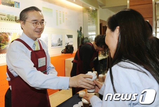 (서울=뉴스1) 이정선 기자 = 13일 오전 서울 성북구 국민대학교 본부관에서 유지수 총장이 전국고등학교 조형실기대회에 참가한 학생들의 학부모에게 커피를 직접 만들어 주고 있다. …