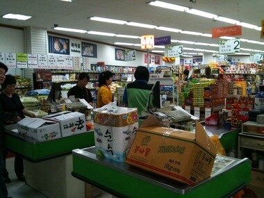 본문 이미지 - 5월 13일 정오께 뚝도시장 인근 슈퍼마켓인 '뚝섬쇼핑센타'. © News1 